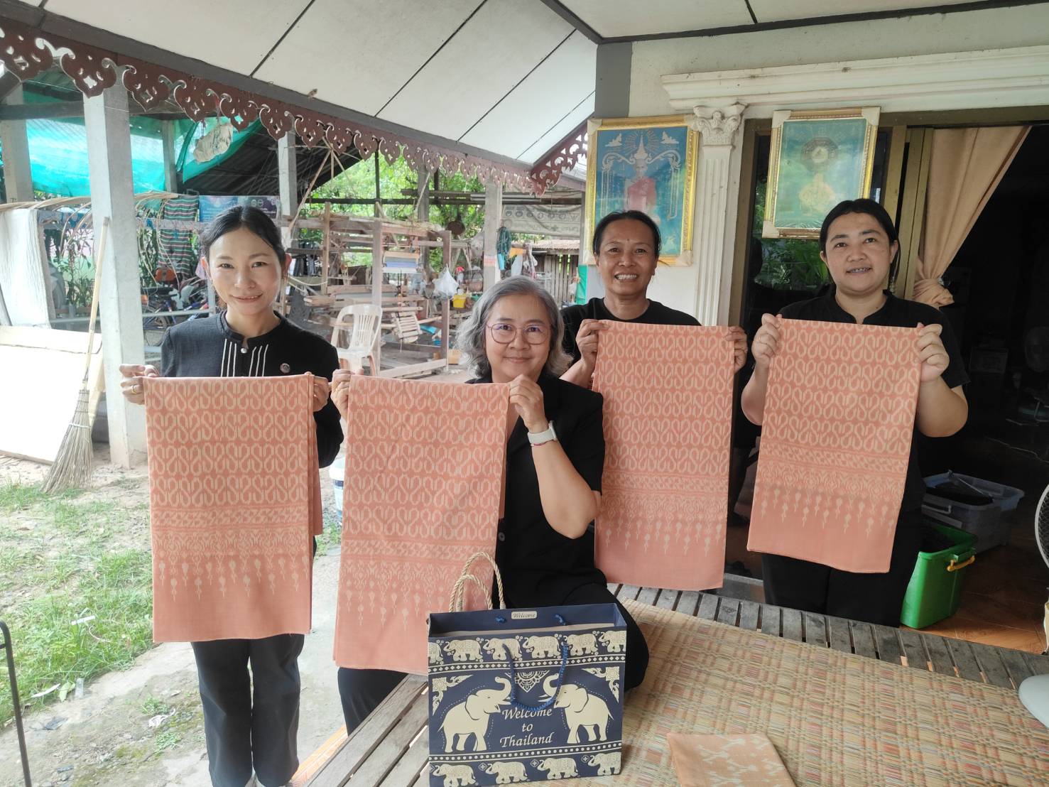  พช.เฉลิมพระเกียรติ เยี่ยมกลุ่มทอผ้าพื้นถิ่น